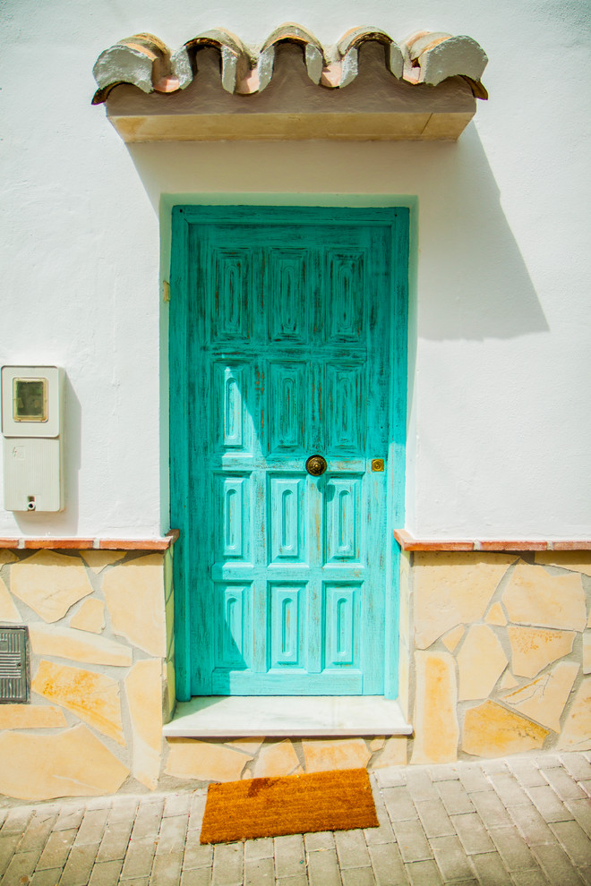 Idéer för en liten medelhavsstil ingång och ytterdörr, med vita väggar, marmorgolv, en enkeldörr, en blå dörr och vitt golv