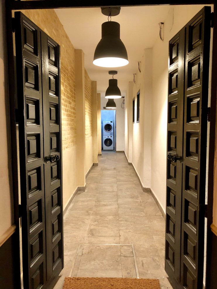 Свежая идея для дизайна: входная дверь среднего размера в стиле неоклассика (современная классика) с бежевыми стенами, полом из керамогранита, двустворчатой входной дверью, серой входной дверью и серым полом - отличное фото интерьера