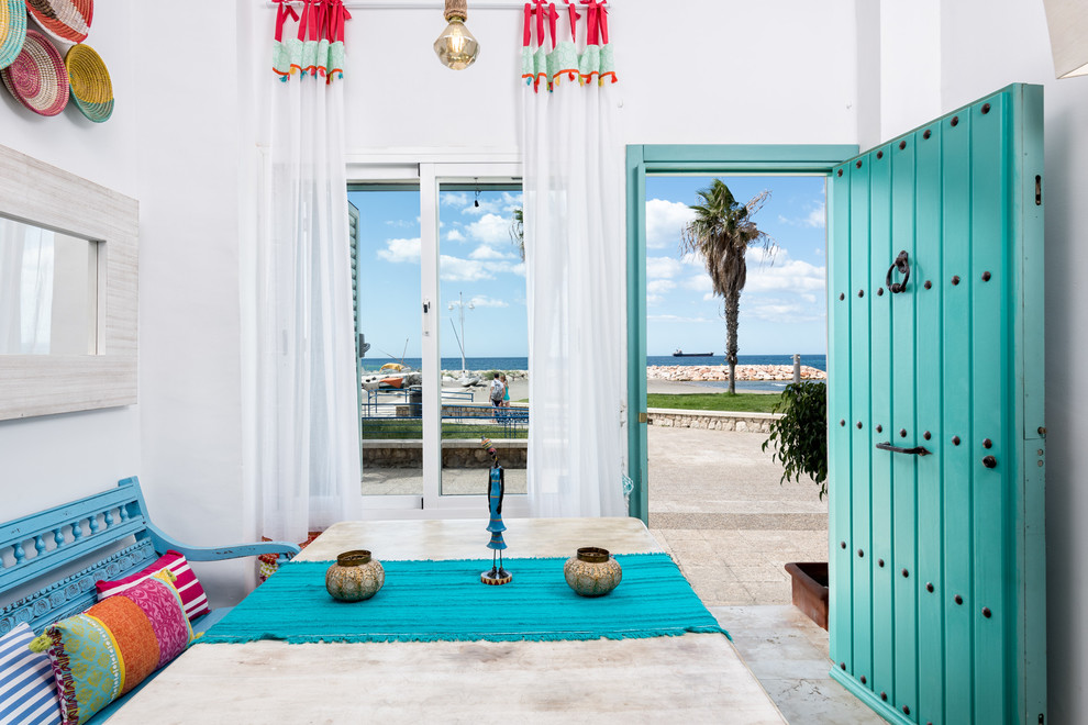 На фото: фойе среднего размера в морском стиле с белыми стенами, одностворчатой входной дверью и синей входной дверью