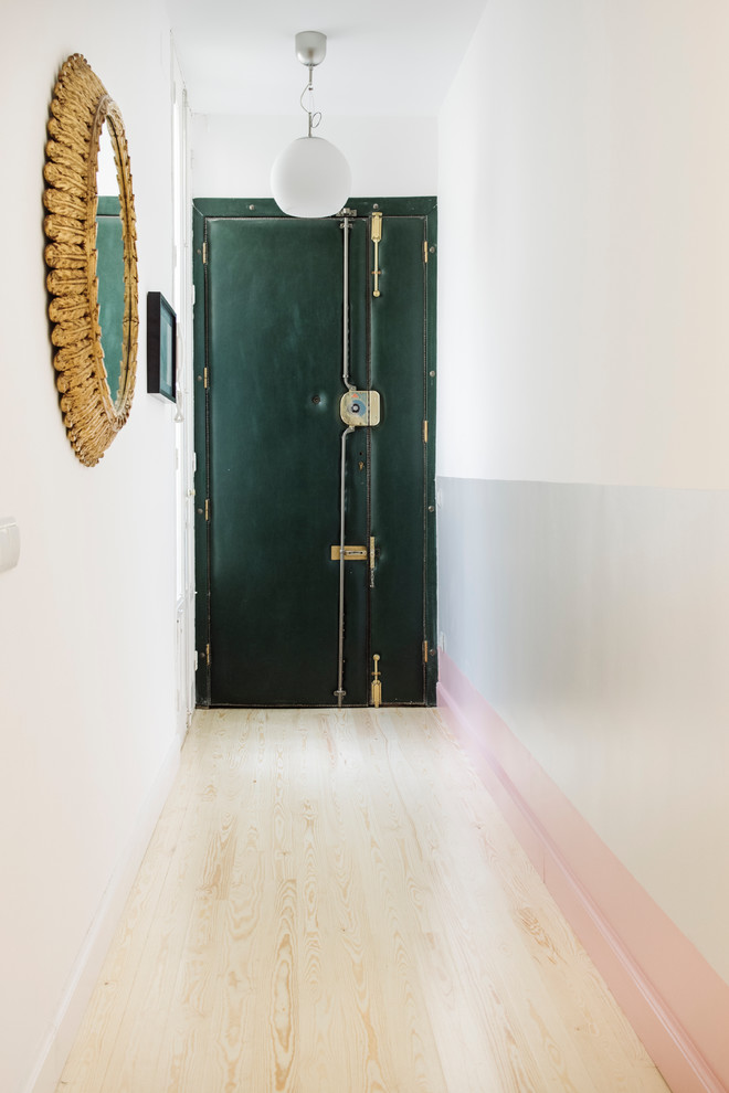 Idee per un corridoio design di medie dimensioni con pareti grigie, parquet chiaro, una porta singola e una porta verde