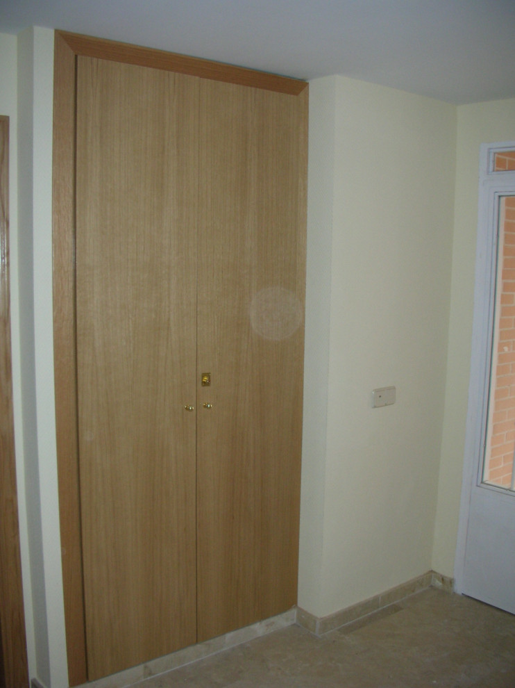 Ejemplo de puerta principal moderna pequeña con paredes amarillas, suelo de mármol, puerta simple, puerta de madera en tonos medios y suelo beige