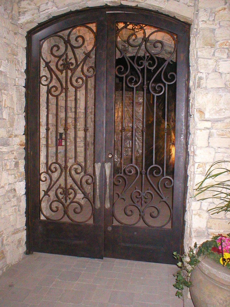 Esempio di una porta d'ingresso mediterranea con pareti beige e una porta a due ante