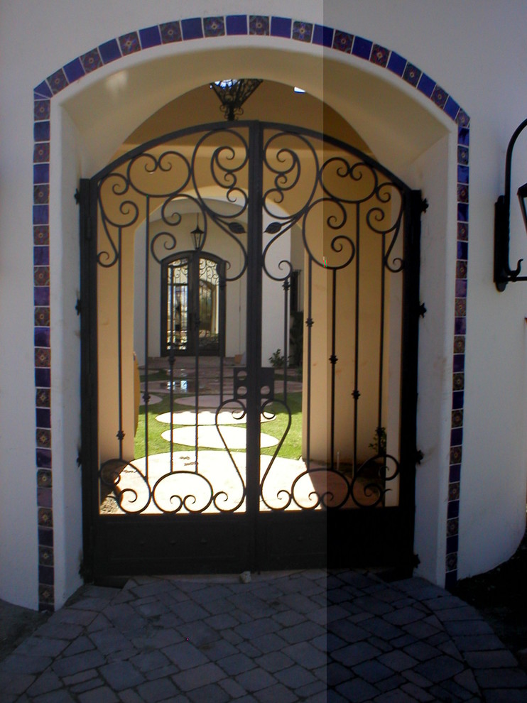 Diseño de puerta principal mediterránea con paredes beige