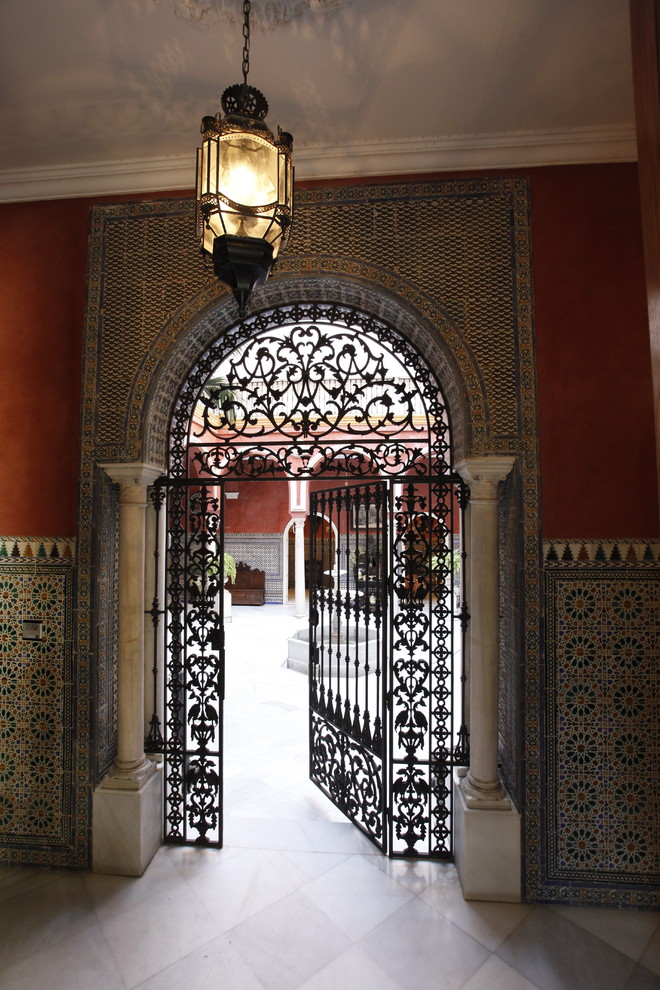 Modelo de puerta principal tradicional grande con suelo de mármol y suelo beige