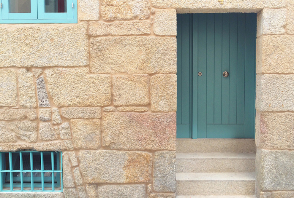 マドリードにあるお手頃価格の中くらいなラスティックスタイルのおしゃれな玄関ドア (ベージュの壁、青いドア) の写真