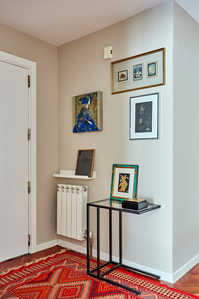 Mittelgroße Retro Haustür mit beiger Wandfarbe, dunklem Holzboden, Einzeltür, weißer Haustür und braunem Boden in Madrid