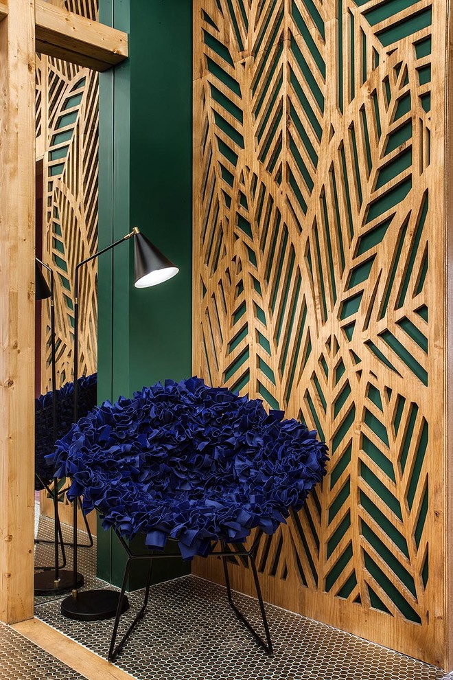 マドリードにある広いトロピカルスタイルのおしゃれな玄関ラウンジ (緑の壁、淡色木目調のドア) の写真