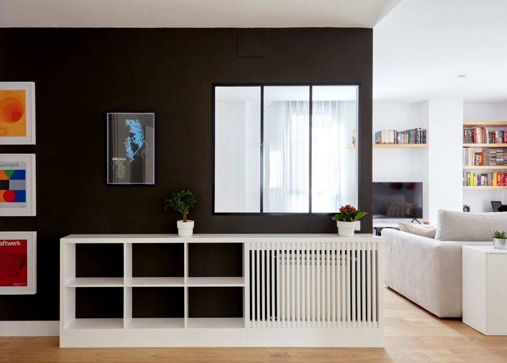Стильный дизайн: фойе среднего размера в стиле модернизм с черными стенами, светлым паркетным полом и белой входной дверью - последний тренд