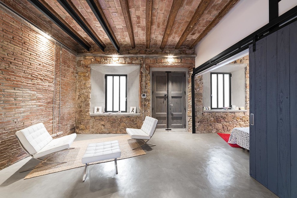 Mittelgroßes Industrial Foyer mit Betonboden, Doppeltür und hellbrauner Holzhaustür in Barcelona