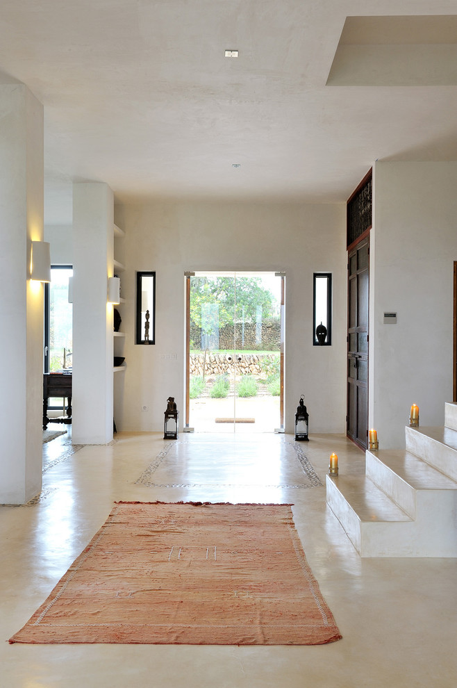 Cette photo montre un hall d'entrée méditerranéen de taille moyenne avec un mur blanc, une porte double et une porte en verre.