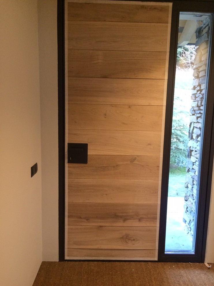 Foto de puerta principal contemporánea pequeña con paredes blancas, puerta simple y puerta de madera clara