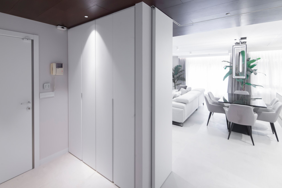 Esempio di una porta d'ingresso minimal di medie dimensioni con pareti beige, pavimento in gres porcellanato, una porta singola, una porta bianca, pavimento beige, soffitto in legno e pareti in legno