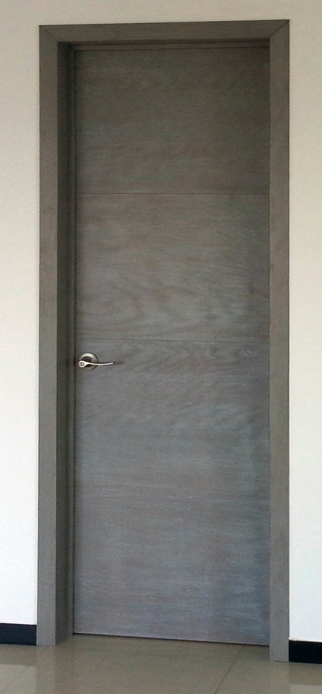 Foto de distribuidor moderno de tamaño medio con paredes blancas, suelo de baldosas de cerámica, puerta simple y puerta gris