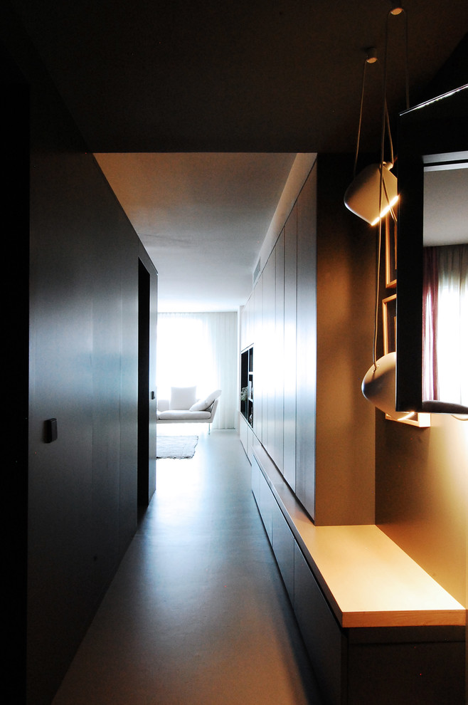 Idee per un corridoio design di medie dimensioni con pareti verdi, pavimento in linoleum, una porta singola, una porta in legno bruno e pavimento grigio