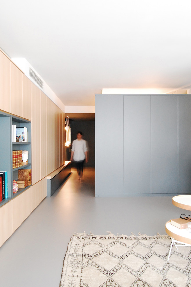 Idee per un corridoio contemporaneo di medie dimensioni con pareti grigie, pavimento in linoleum, una porta singola, una porta in legno bruno e pavimento grigio