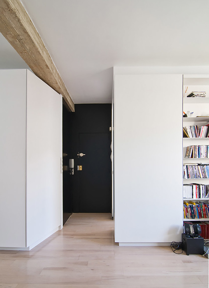 Пример оригинального дизайна: фойе среднего размера в скандинавском стиле с белыми стенами, полом из ламината, одностворчатой входной дверью, черной входной дверью и бежевым полом
