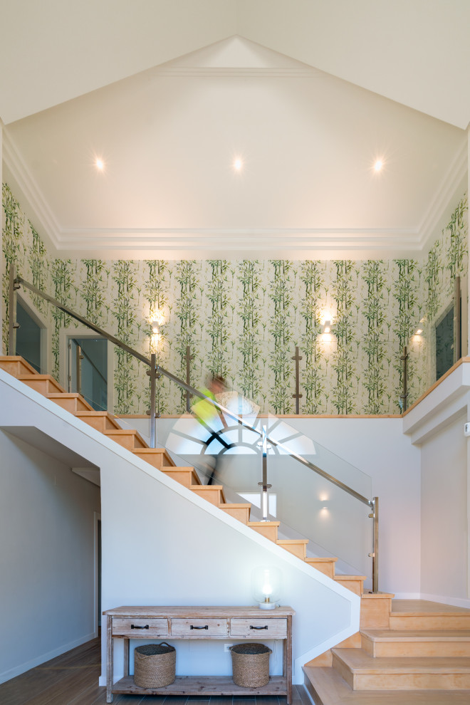 Свежая идея для дизайна: большая лестница в современном стиле с обоями на стенах - отличное фото интерьера
