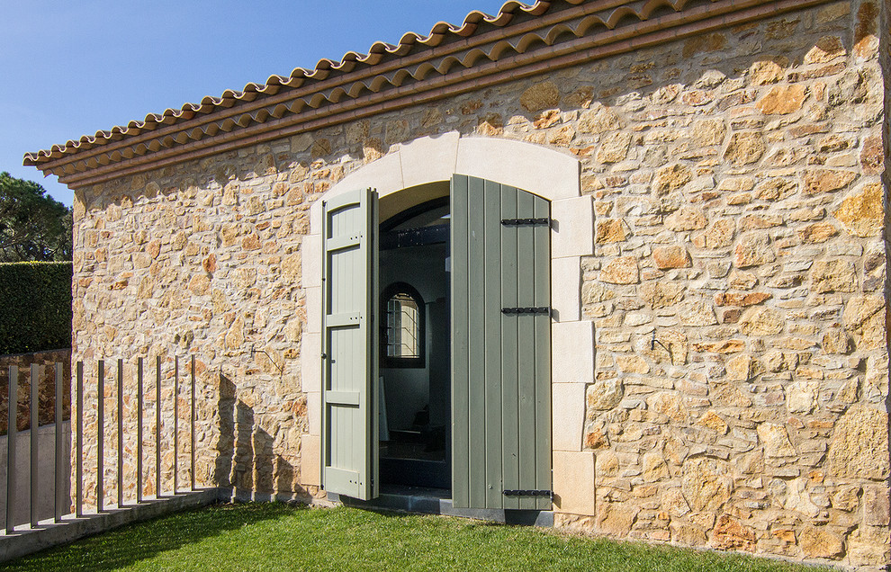 Réalisation d'une porte d'entrée chalet de taille moyenne avec un mur beige et une porte verte.