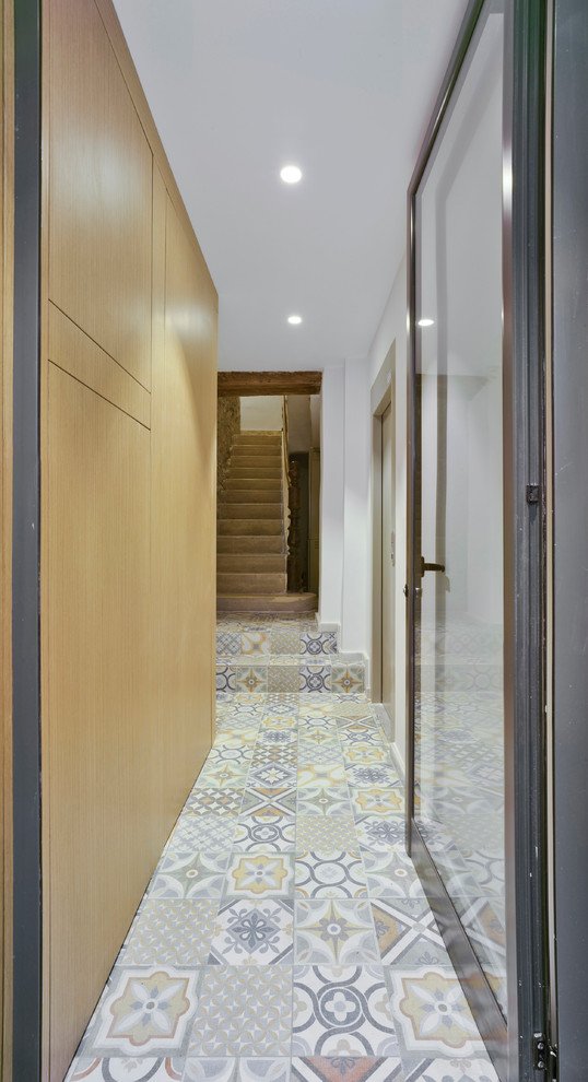 Kleine Mediterrane Haustür mit weißer Wandfarbe, Keramikboden und Einzeltür in Alicante-Costa Blanca