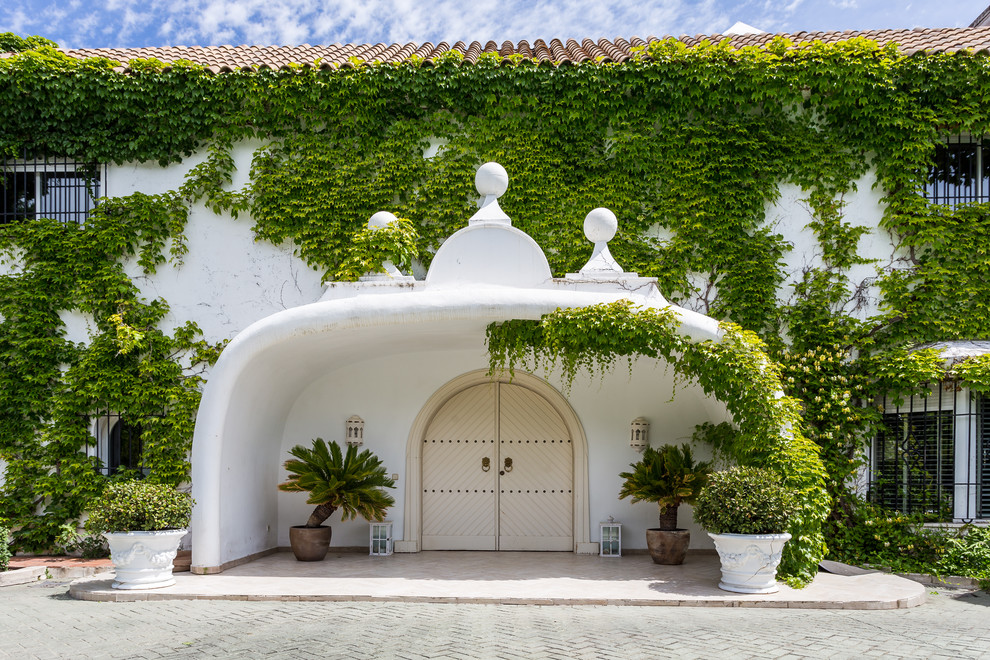 Immagine di una porta d'ingresso mediterranea con una porta a due ante