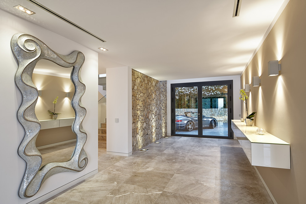 Idée de décoration pour une grande entrée minimaliste avec un couloir, un mur marron, un sol en calcaire, une porte double, une porte en verre et un sol beige.