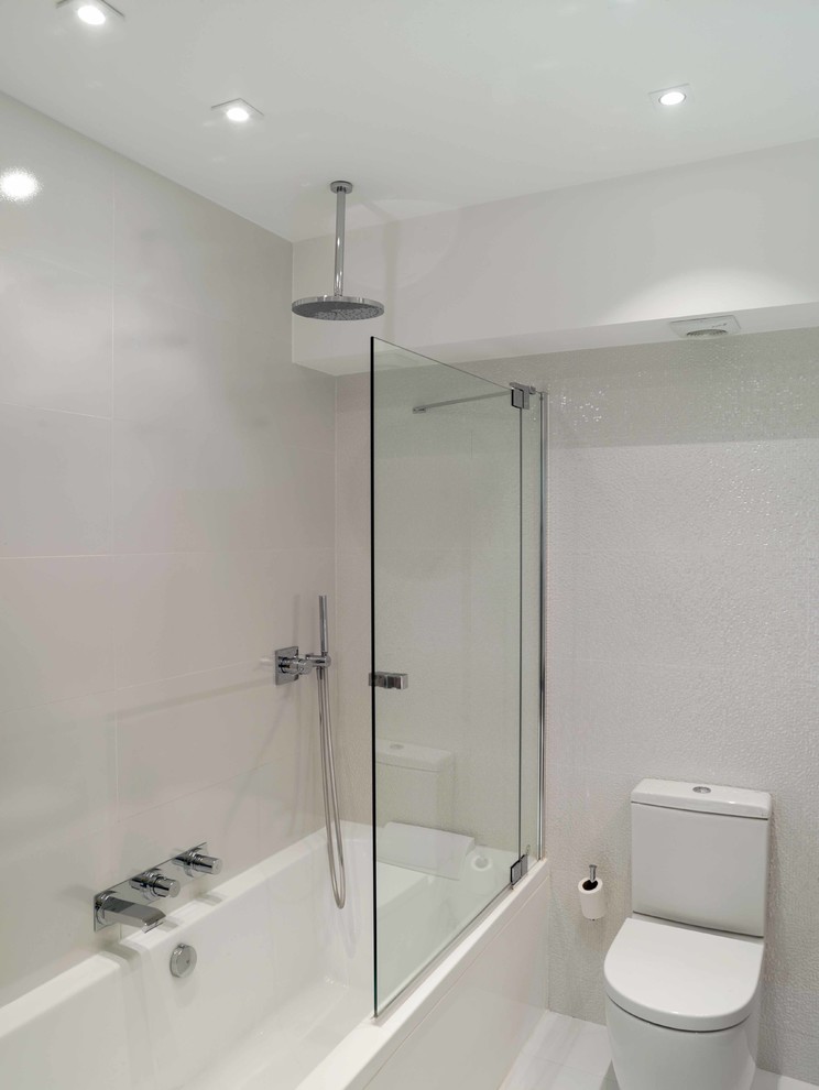 Imagen de cuarto de baño escandinavo de tamaño medio con aseo y ducha, paredes blancas, suelo laminado y suelo beige