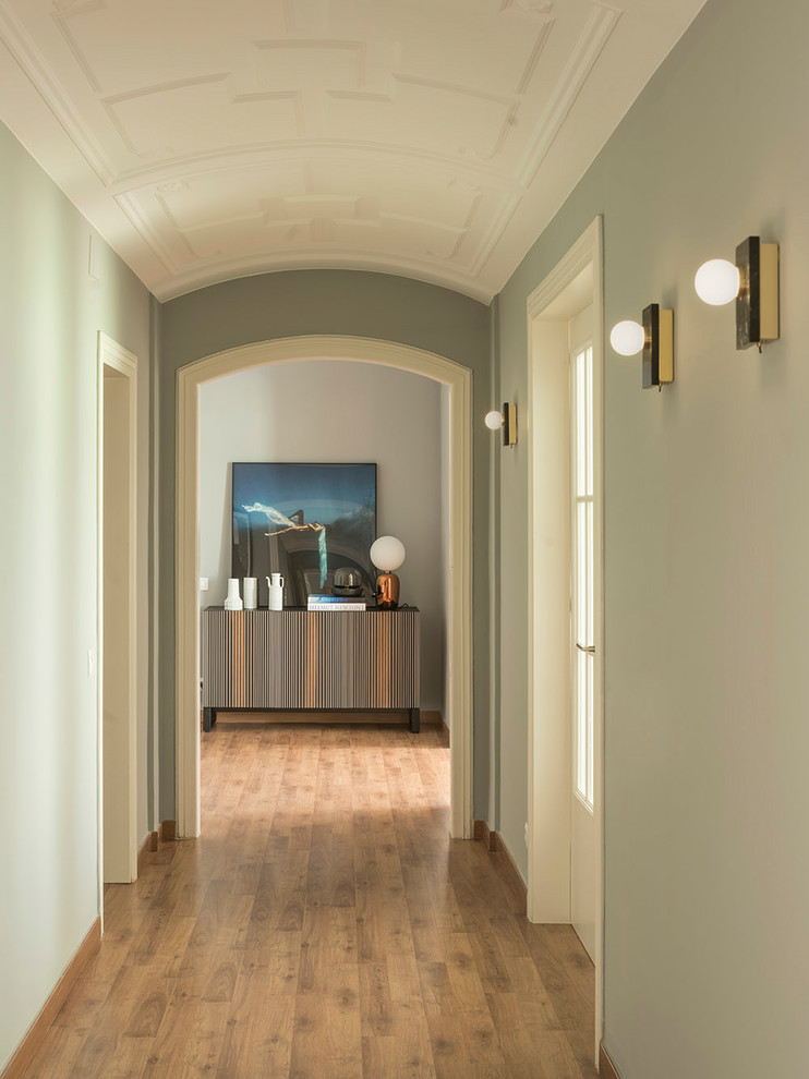 Imagen de hall contemporáneo de tamaño medio con paredes verdes, suelo de madera en tonos medios y suelo marrón