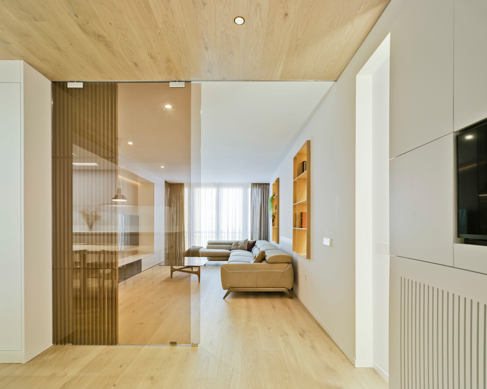 Réalisation d'une entrée design avec un couloir, parquet clair, une porte coulissante, une porte en verre et un sol beige.