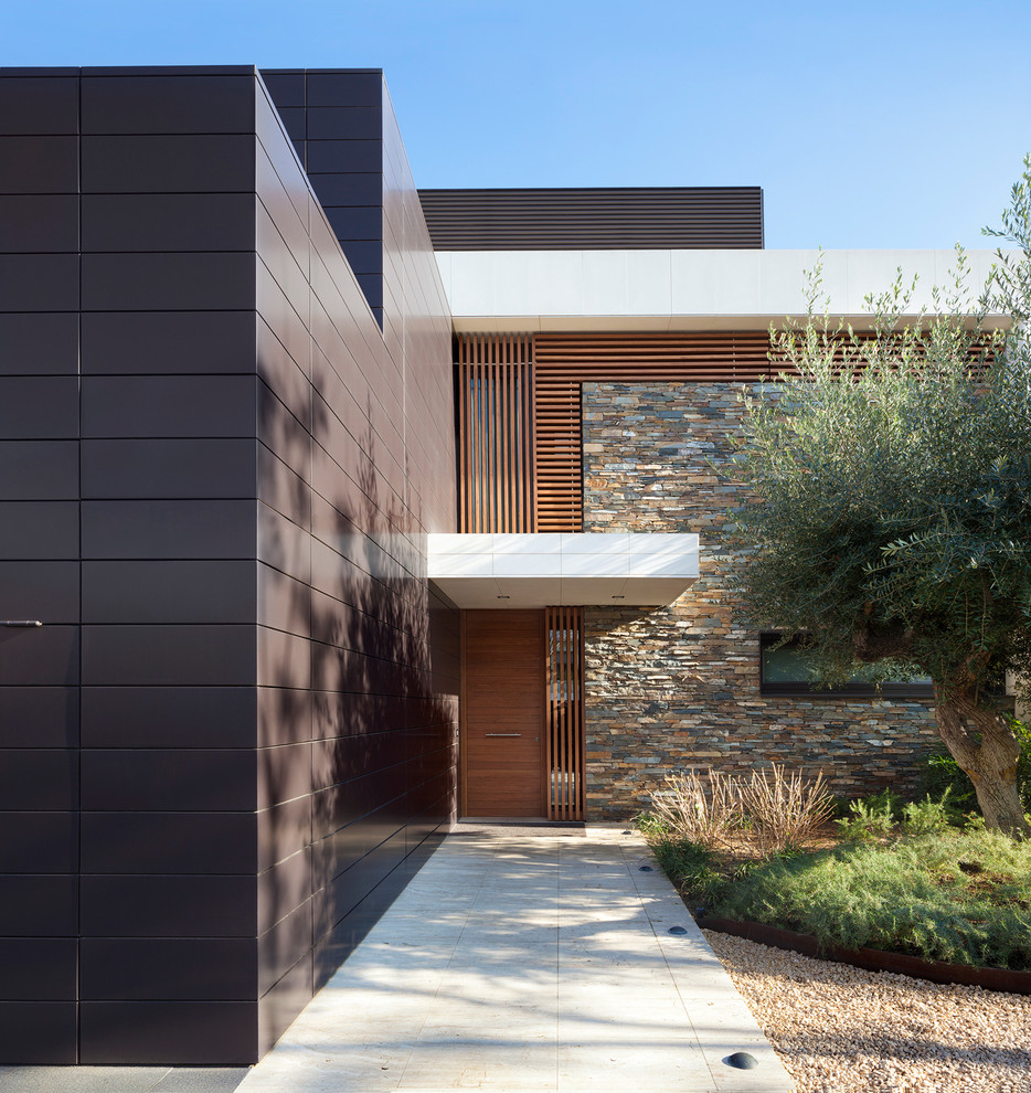 Idées déco pour une porte d'entrée contemporaine de taille moyenne avec une porte simple, une porte en bois brun, un mur noir et sol en béton ciré.
