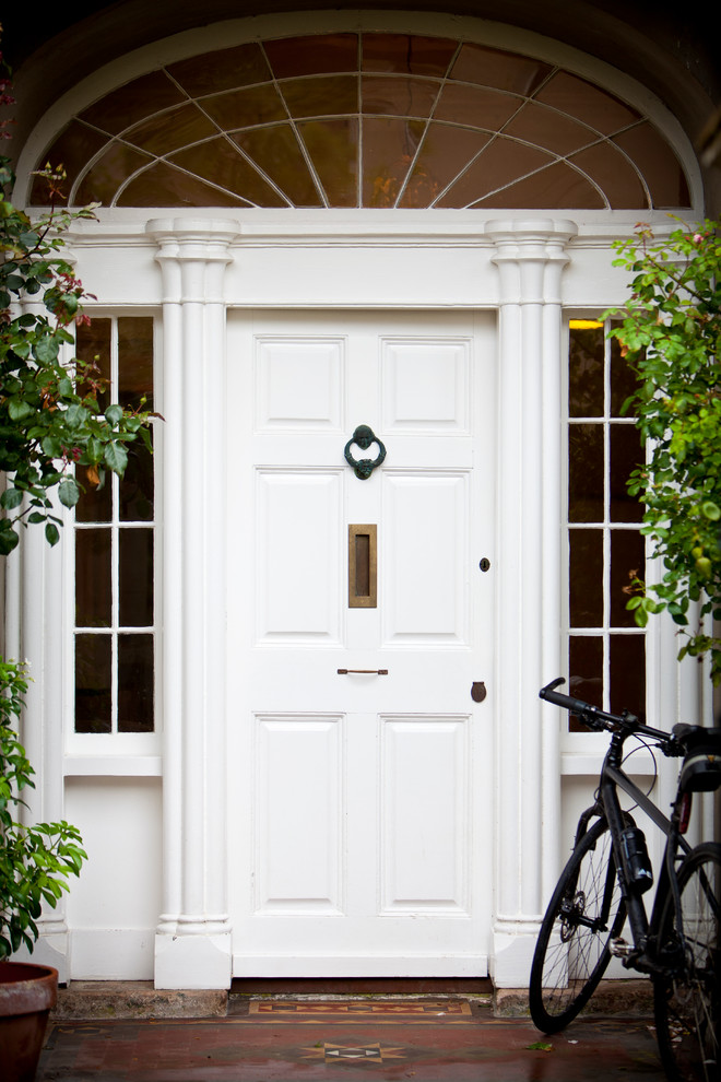 Imagen de puerta principal clásica con puerta simple y puerta blanca