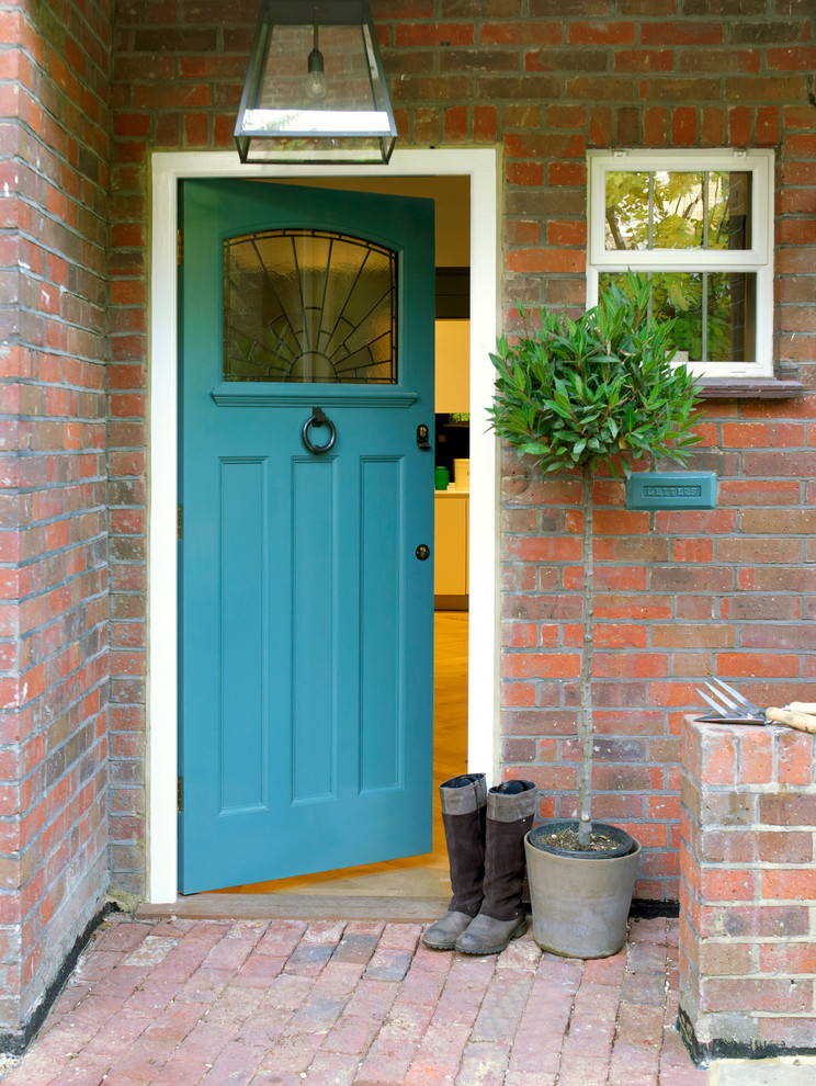 Imagen de puerta principal tradicional renovada pequeña con puerta simple y puerta azul