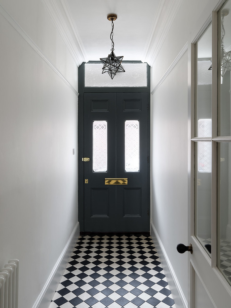 Kleiner Moderner Eingang mit Korridor, Keramikboden, Einzeltür, schwarzer Haustür und buntem Boden in Sussex