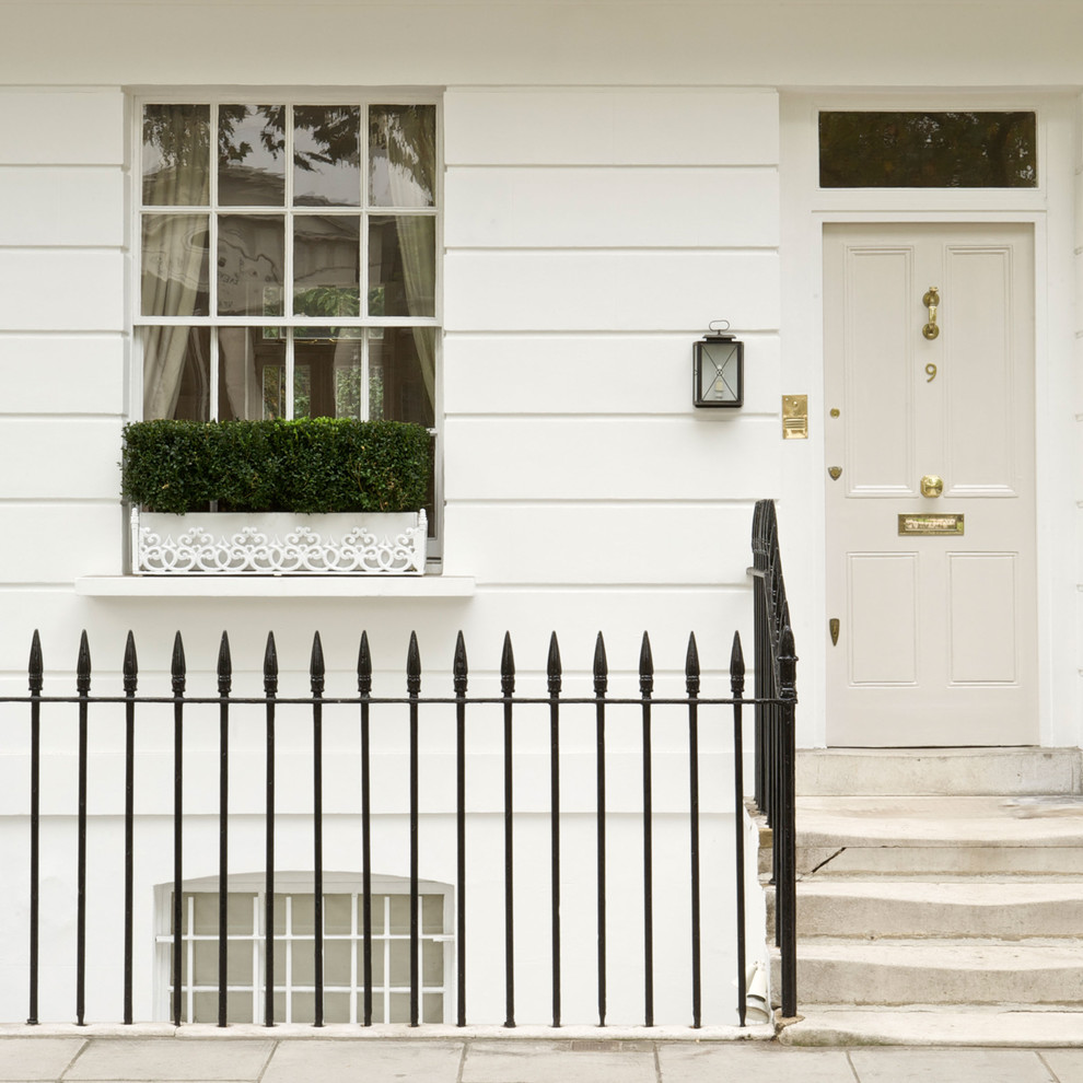Klassische Haustür mit Einzeltür und grauer Haustür in Dorset