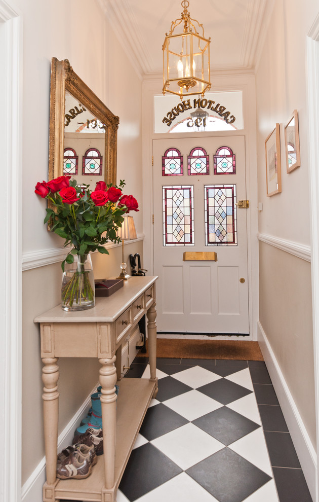 Klassischer Eingang mit Einzeltür und weißer Haustür in London