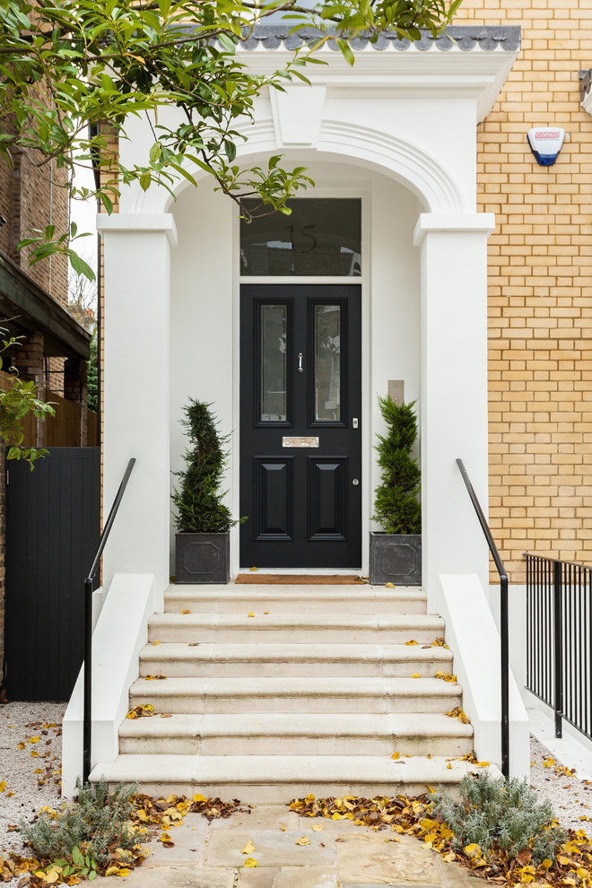 Свежая идея для дизайна: входная дверь в классическом стиле с одностворчатой входной дверью и черной входной дверью - отличное фото интерьера
