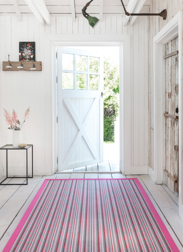 Landhausstil Eingang mit weißer Wandfarbe, hellem Holzboden, weißer Haustür und weißem Boden in Hampshire