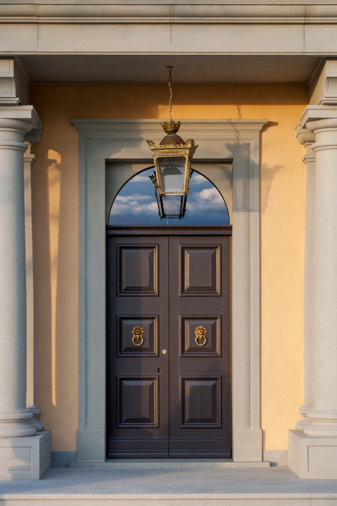 Cette image montre une porte d'entrée traditionnelle de taille moyenne avec un mur beige, un sol en marbre, une porte double et une porte marron.