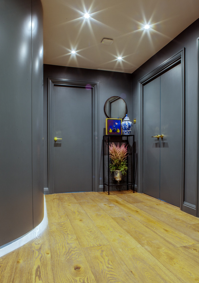 Moderne Haustür mit grauer Wandfarbe, braunem Holzboden, Einzeltür, grauer Haustür und braunem Boden in London