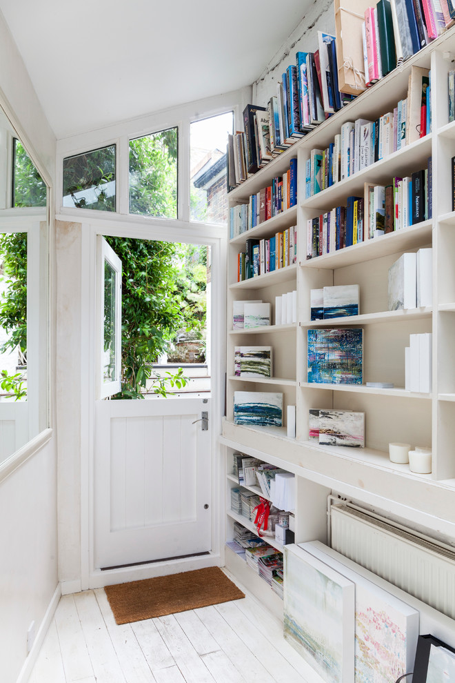 Пример оригинального дизайна: прихожая в стиле шебби-шик с белыми стенами, деревянным полом, голландской входной дверью и белой входной дверью