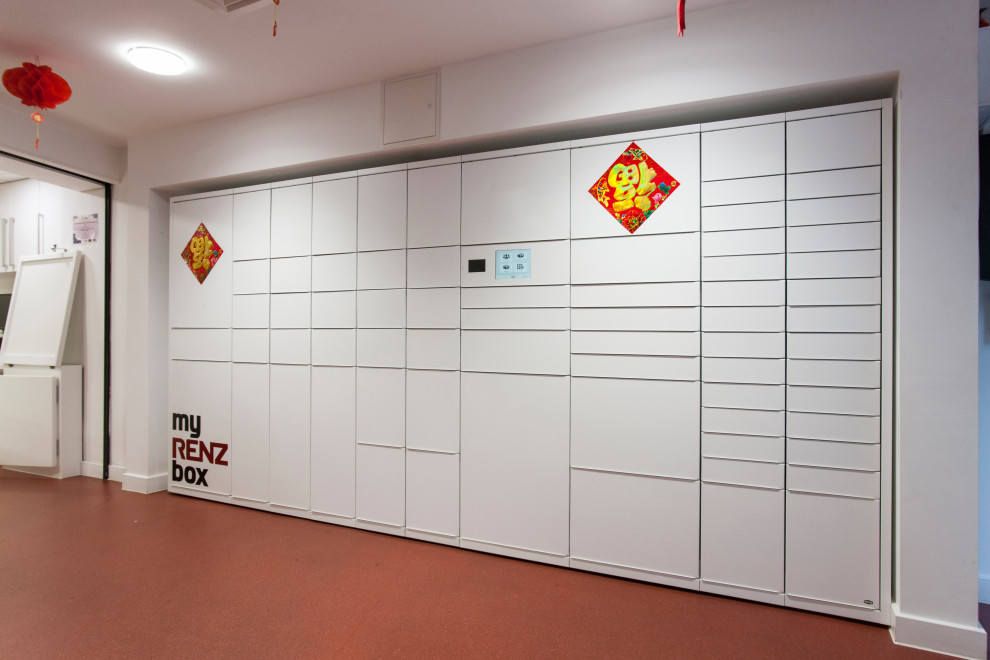 Diseño de distribuidor moderno con paredes blancas y suelo rojo