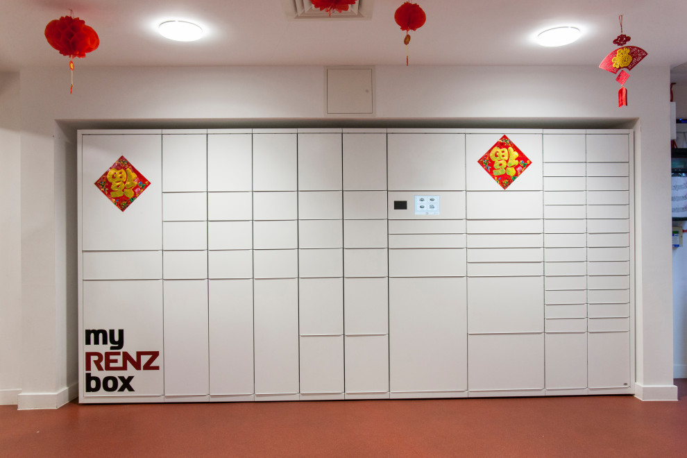 Foto di un ingresso moderno con pareti bianche e pavimento rosso