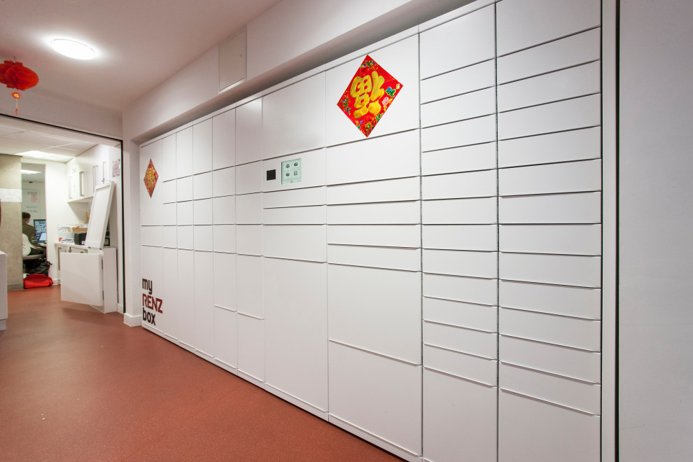 Exemple d'un hall d'entrée moderne avec un mur blanc et un sol rouge.