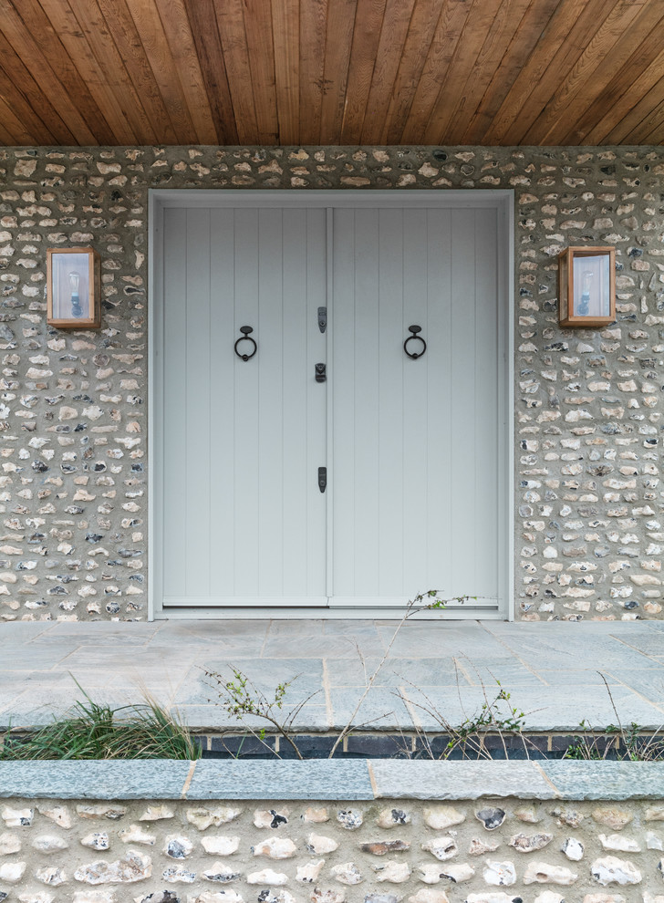 Пример оригинального дизайна: входная дверь в морском стиле с серыми стенами, двустворчатой входной дверью, синей входной дверью и синим полом
