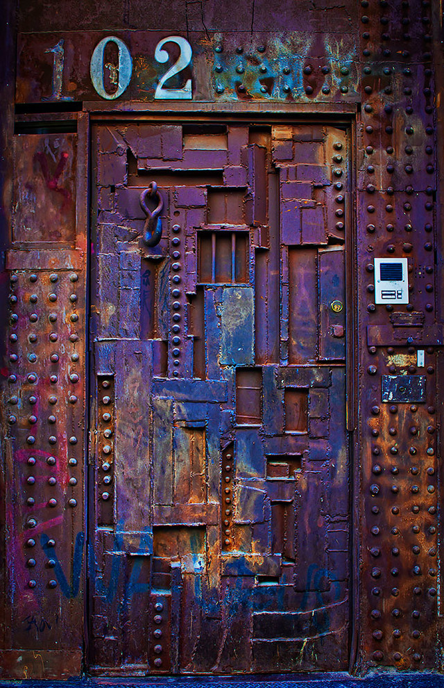 Foto på en eklektisk ingång och ytterdörr, med flerfärgade väggar, en enkeldörr och metalldörr