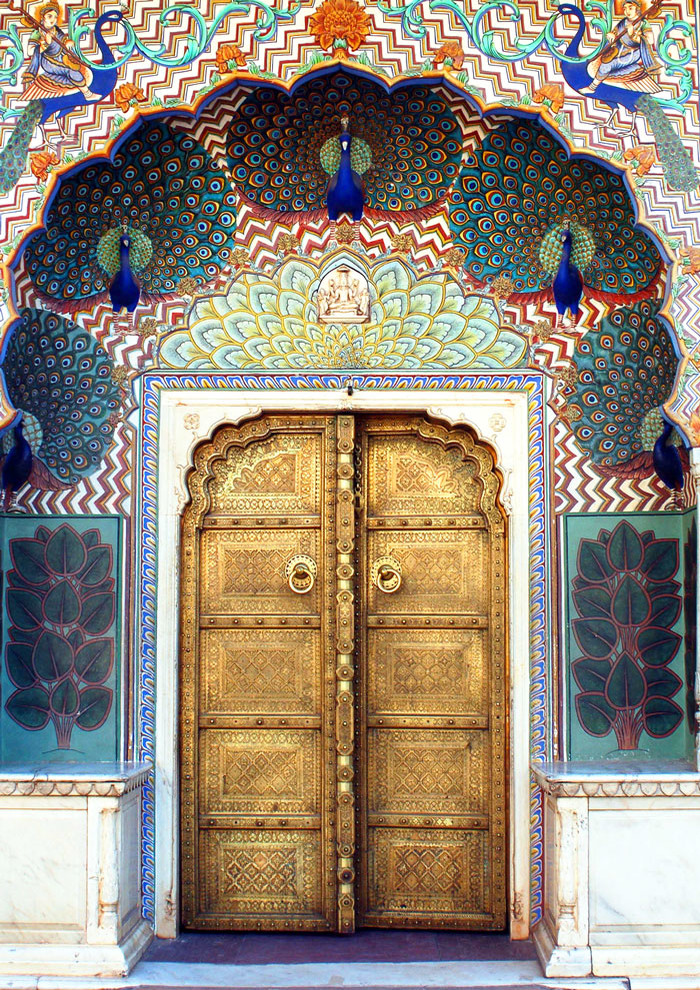 Пример оригинального дизайна: входная дверь в средиземноморском стиле с разноцветными стенами, одностворчатой входной дверью и металлической входной дверью