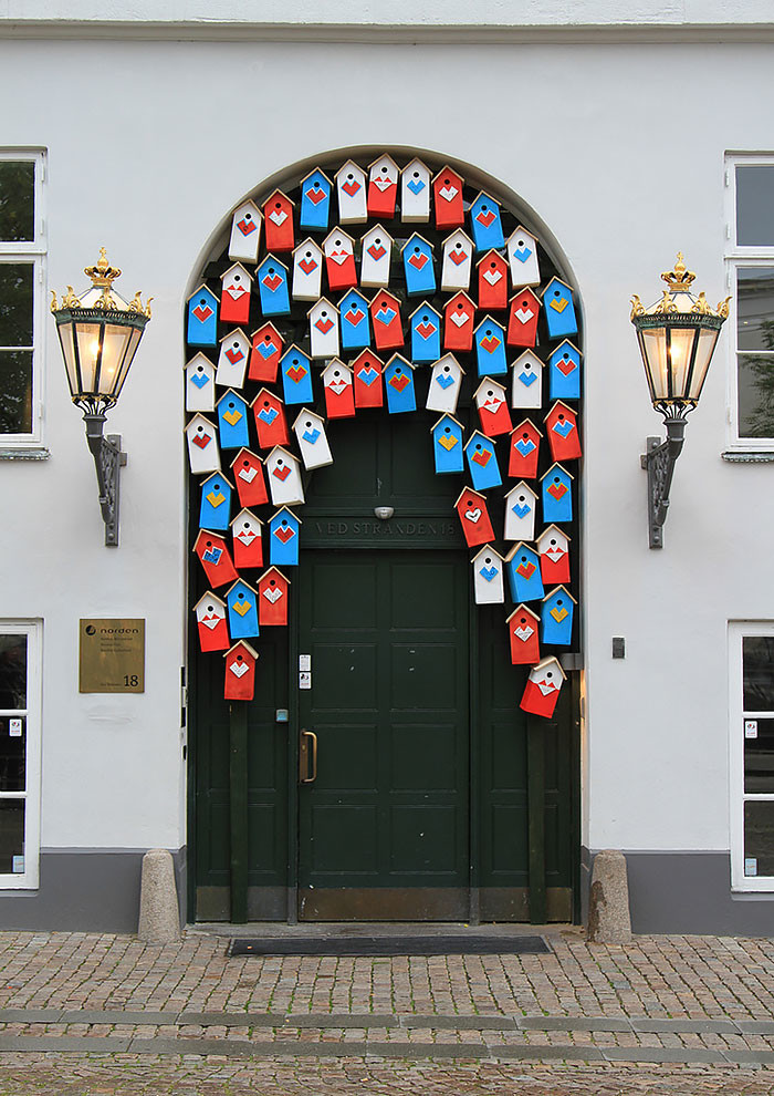 Пример оригинального дизайна: входная дверь в стиле фьюжн с разноцветными стенами, одностворчатой входной дверью и металлической входной дверью