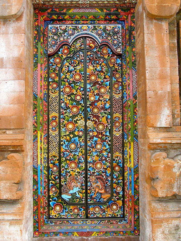 Idées déco pour une porte d'entrée éclectique avec un mur multicolore, une porte simple et une porte métallisée.