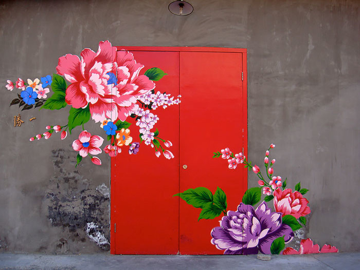 Modelo de puerta principal ecléctica con paredes multicolor, puerta simple y puerta metalizada