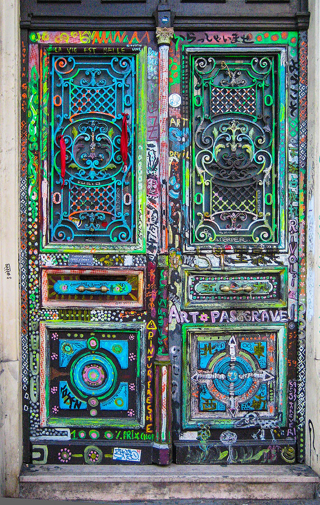 Réalisation d'une porte d'entrée bohème avec un mur multicolore, une porte simple et une porte métallisée.