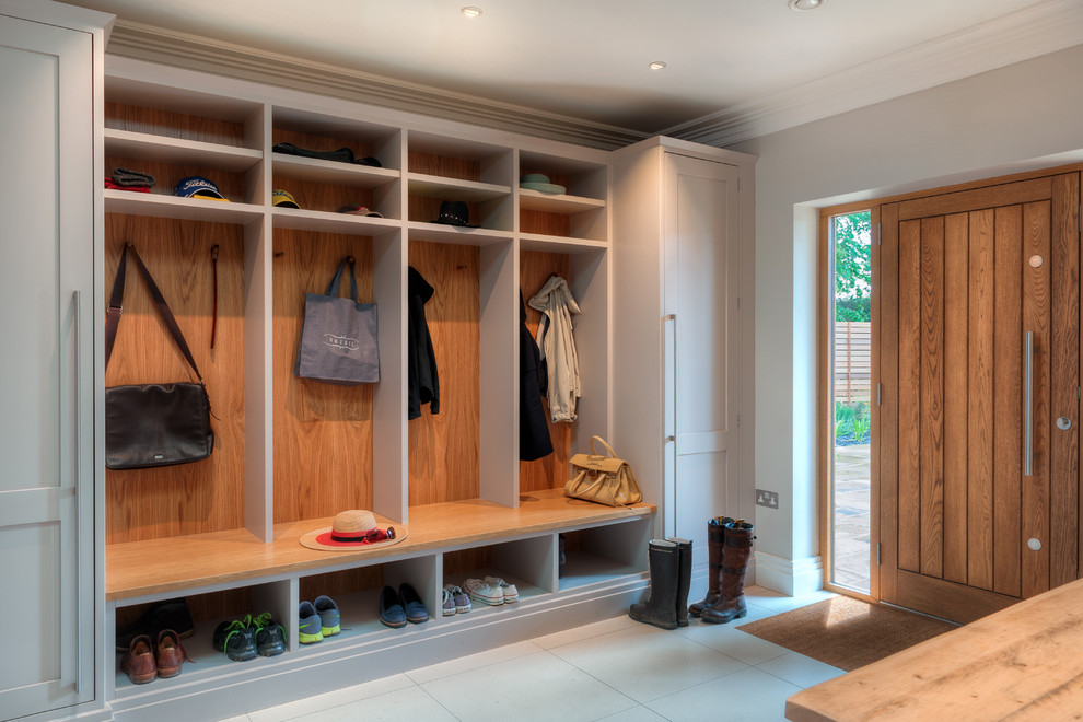 Идея дизайна: тамбур со шкафом для обуви в классическом стиле с серыми стенами, одностворчатой входной дверью и входной дверью из дерева среднего тона